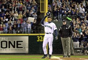 (2)Ichiro sets new Major League rookie most hits record